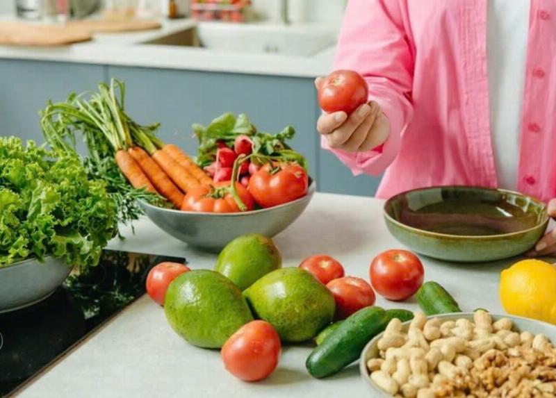 Cà chua tươi dồi dào lycopene, chất chống oxy hóa mạnh mẽ giúp bảo vệ da khỏi lão hóa và duy trì sự tươi trẻ.